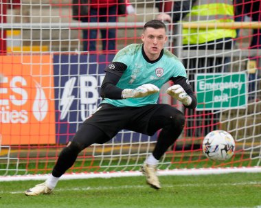 Barnsley 'den Liam Roberts, 17 Şubat 202' de İngiltere 'nin Highbury Stadyumu' nda Fleetwood Town ve Barnsley maçından önce ısınıyor.