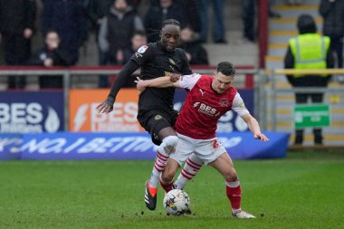 Barnsley 'den Devante Cole, Fleetwood, İngiltere' deki Highbury Stadyumu 'nda Fleetwood Town - Barnsley maçında Fleetwood Town' dan Carl Johnston ile top için yarışıyor.