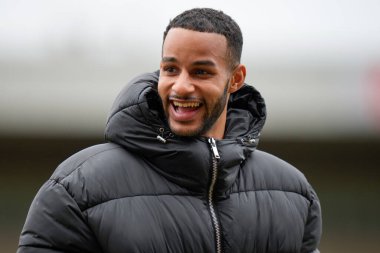 Barnsley 'den Barry Cotter, 17 Şubat 202' de İngiltere 'nin Highbury Stadyumu' nda Fleetwood Town - Barnsley maçından önce sahada inceleme yapıyor.