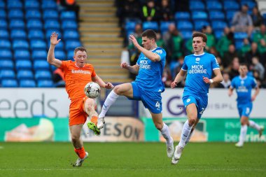 Blackpool 'dan Shayne Lavery ve Peterborough United takımından Ronnie Edwards, 17 Şubat 202' de Weston Homes Stadyumu 'nda oynanan 1.
