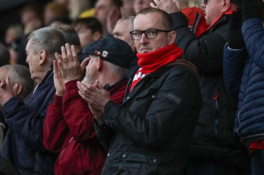 Barnsley taraftarları 17 Şubat 202 'de İngiltere' nin Highbury Stadyumu 'nda Fleetwood Town - Barnsley maçında Beth Sefton için şarkı söyleyip alkışlıyorlar.