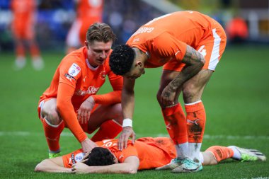 Blackpool 'dan George Byers ve Blackpool' dan Jordan Lawrence-Gabriel, Weston Homes Stad 'daki Peterborough United - Blackpool maçında Peterborough United maçında Peterborough United' ın Jed Steer ile bir araya gelmesinden sonra Blackpool 'dan Kyle Joseph' i kontrol ediyorlar.