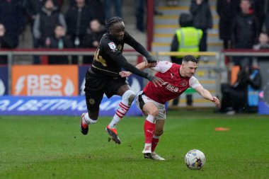 Barnsley 'den Devante Cole, Fleetwood, İngiltere' deki Highbury Stadyumu 'nda Fleetwood Town - Barnsley maçında Fleetwood Town' dan Carl Johnston ile top için yarışıyor.