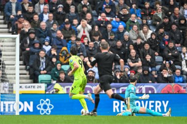Blackburn Rovers 'dan Sam Gallagher topu Preston North End' den Freddie Woodman 'a atıyor ve 20 Şubat' ta İngiltere 'nin Deepdale kentinde oynanan Sky Bet Şampiyonası maçında Blackburn Rovers' a karşı 0-2 Blackburn yaptı.