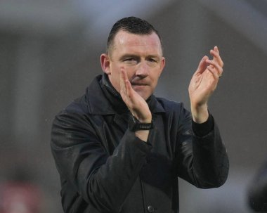 Barnsley teknik direktörü Neill Collins, 17 Şubat 202 'de İngiltere' nin Highbury Stadyumu 'nda Fleetwood Town ile Barnsley maçının ardından taraftarları selamlıyor.