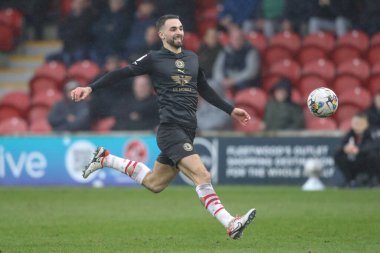 Barnsley 'den Adam Phillips 17 Şubat 202' de İngiltere 'nin Highbury Stadyumu' nda Fleetwood Town ve Barnsley maçında kaleciyle top yarışıyor.