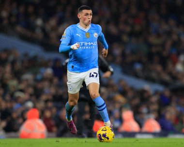 Manchester City 'den Phil Foden Premier League maçında topu kontrol ediyor Manchester City Chelsea' ye karşı Etihad Stadyumu, Manchester, İngiltere, 17 Şubat 202