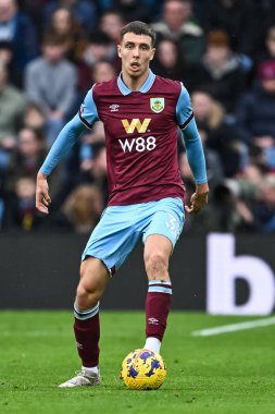 Burnley takımından Maxime Estve, 17 Şubat 2024 tarihinde Burnley 'nin Turf Moor, Burnley, İngiltere' de oynadığı Premier League maçında topu kontrol ediyor.