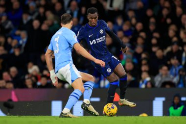 Chelsea 'li Nicolas Jackson, Manchester City' nin 17 Şubat 202 'de Etihad Stadyumu' nda Chelsea 'ye karşı oynadığı Premier League karşılaşmasında Manchester City' li Ruben Dias ile karşı karşıya geldi.