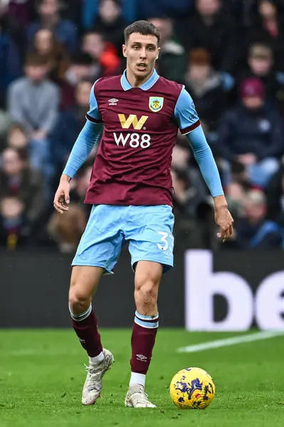 Burnley takımından Maxime Estve, 17 Şubat 2024 'te Burnley' nin Turf Moor, Burnley, Birleşik Krallık 'ta oynadığı Premier Lig maçında maç yapıyor.