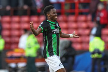 Brighton & Hove Albion 'dan Simon Adingra, 18 Şubat 202' de Bramall Lane, Sheffield, İngiltere 'de oynanan Premier League maçı sonrasında taraftarlarıyla Sheffield United ve Hove Albion maçını kutluyor.