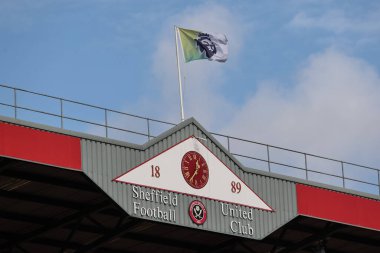 Premier Lig bayrağı, 18 Şubat 202 'de Bramall Lane, Sheffield, Birleşik Krallık' ta Sheffield United ve Hove Albion 'a karşı oynanan Premier Lig karşılaşmasında, DSM Çatı katında bayrak direğinde dalgalanıyor.