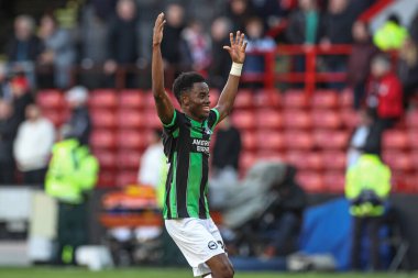 Brighton & Hove Albion 'dan Simon Adingra, 18 Şubat 202' de Bramall Lane, Sheffield, İngiltere 'de oynanan Premier League maçı sonrasında taraftarlarıyla Sheffield United ve Hove Albion maçını kutluyor.