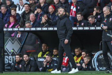 Brighton & Hove Albion takımının teknik direktörü Roberto De Zerbi, 18 Şubat 202 'de Bramall Lane, Sheffield, İngiltere' de oynanan Premier League maçında Sheffield United ve Hove Albion maçında takım talimatlarını verir.