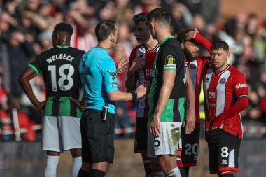 Hakem Stuart Attwell, Sheffield United 'tan Anel Ahmedhodi ve Brighton & Hove Albion' dan Lewis Sunk ile konuştu ve Sheffield United 'tan Ben Osborn' un Premier Lig maçı sırasında attığı golü reddetti.