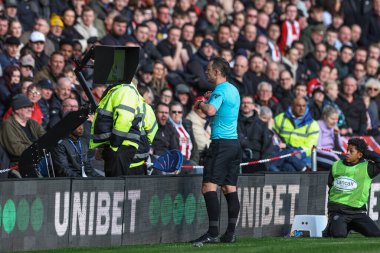 Hakem Stuart Attwell, Sheffield United 'ın 18 Şubat 202' de Bramall Lane 'de Sheffield United ve Hove Albion' a karşı oynadığı Premier Lig maçında Mason Holgate 'in olası kırmızı kartını kontrol ediyor.