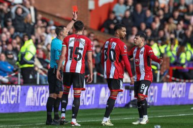 Hakem Stuart Attwell, Sheffield United 'dan Mason Holgate' e 18 Şubat 202 'de Bramall Lane, Sheffield, İngiltere' de Sheffield United ve Hove Albion maçında kırmızı kart verdi.