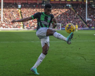 Brighton & Hove Albion takımından Simon Adingra, 18 Şubat 202 'de Bramall Lane, Sheffield, İngiltere' de oynanan Premier League maçında Sheffield United ve Hove Albion maçında topu kutuya soktu.