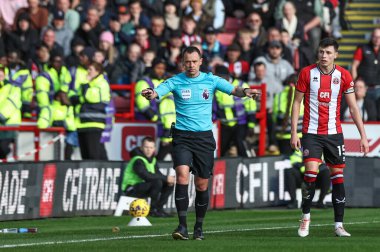Hakem Stuart Attwell, 18 Şubat 202 'de Bramall Lane, Sheffield, İngiltere' de oynanan Premier League maçında Sheffield United ve Hove Albion maçında VAR 'ı kontrol etmek için aradı.