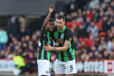 Brighton & Hove Albion 'dan Simon Adingra, 18 Şubat 202' de Bramall Lane, Sheffield, İngiltere 'de oynanan Premier League karşılaşmasında Brighton & Hove Albion' dan Lewis Dunk 'a konuştu.