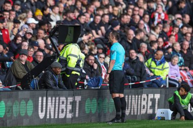Hakem Stuart Attwell, Sheffield United 'ın 18 Şubat 202' de Bramall Lane 'de Sheffield United ve Hove Albion' a karşı oynadığı Premier Lig maçında Mason Holgate 'in olası kırmızı kartını kontrol ediyor.