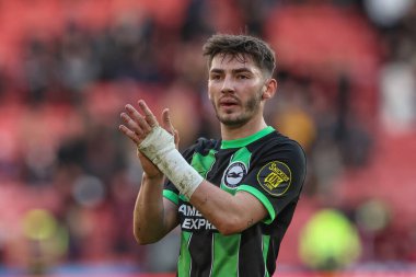 Brighton & Hove Albion 'dan Billy Gilmour, 18 Şubat 202' de Bramall Lane, Sheffield, İngiltere 'de oynanan Premier League maçı sonrasında Sheffield United ve Hove Albion maçında gezgin taraftarları alkışlıyor.