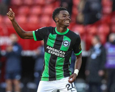 Brighton & Hove Albion 'dan Simon Adingra, 18 Şubat 202' de Bramall Lane, Sheffield, İngiltere 'de oynanan Premier League maçı sonrasında taraftarlarıyla Sheffield United ve Hove Albion maçını kutluyor.