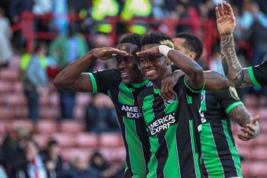 Brighton & Hove Albion 'dan Simon Adingra, 18 Şubat 202' de Bramall Lane, Sheffield, İngiltere 'de oynanan Premier League maçı Sheffield United ve Hove Albion maçında 0-4' lük skorla kazanma hedefini kutluyor.