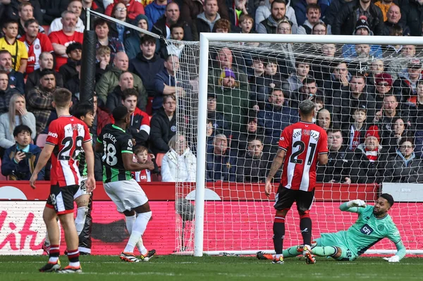 Brighton & Hove Albion takımından Danny Welbeck 18 Şubat 202 'de Bramall Lane, Sheffield, İngiltere' de oynanan Premier League maçında Sheffield United, Brighton ve Hove Albion maçında 1-2 berabere kaldı.