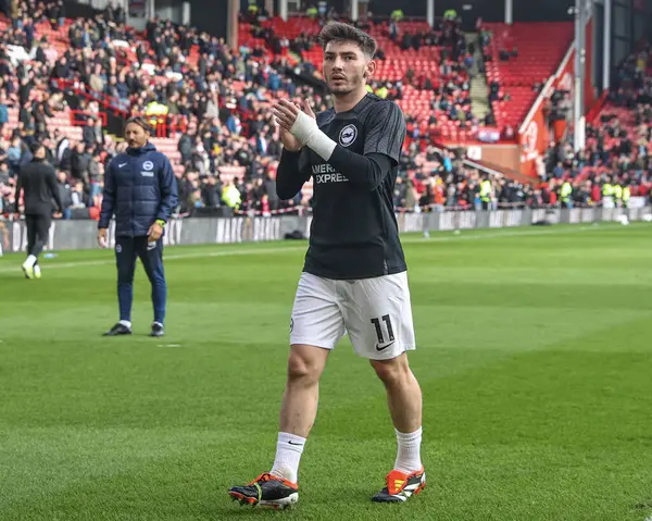 Brighton & Hove Albion 'dan Billy Gilmour, 18 Şubat 202' de Bramall Lane, Sheffield, İngiltere 'de oynanan Premier League maçında taraftarları Sheffield United ve Hove Albion maçında alkışlıyor.