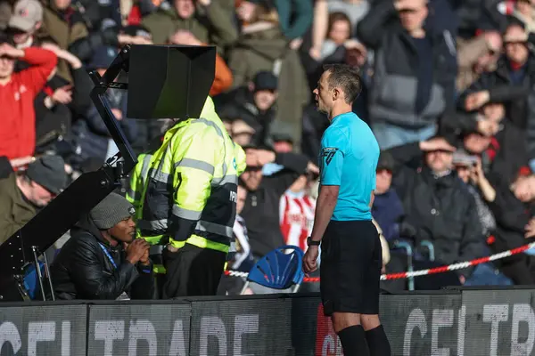 Hakem Stuart Attwell, Sheffield United 'ın 18 Şubat 202' de Bramall Lane, Sheffield, İngiltere 'de oynadığı Premier League maçında Ben Osborn' dan olası bir ofsayt için VAR 'ı kontrol ediyor.