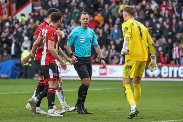 Sheffield United takımından Ben Osborn Premier Lig maçında Sheffield United ve Sheffield Brighton ve Hove Albion 'a karşı Bramall Lane, Sheffield, İngiltere' de oynadığı 18. F maçında topu Brighton kalesine atınca hakem Stuart Attwell faul yaptı.