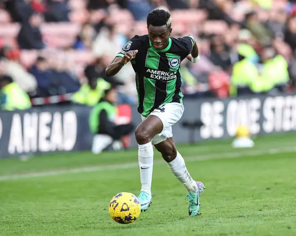 Brighton & Hove Albion takımından Simon Adingra, 18 Şubat 202 'de Bramall Lane, Sheffield, İngiltere' de oynanan Premier League maçında Sheffield United ve Hove Albion 'a karşı oynamıştır.
