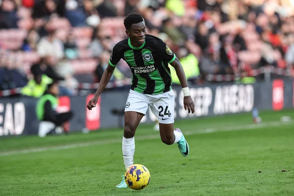 Brighton & Hove Albion takımından Simon Adingra, 18 Şubat 202 'de Bramall Lane, Sheffield, İngiltere' de oynanan Premier League maçında Sheffield United ve Hove Albion 'a karşı oynamıştır.