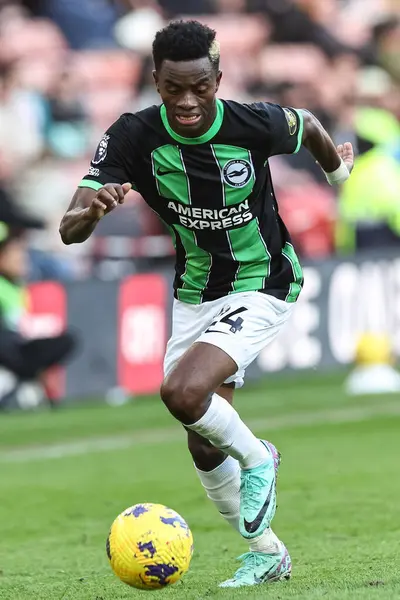 Brighton & Hove Albion takımından Simon Adingra, 18 Şubat 202 'de Bramall Lane, Sheffield, İngiltere' de oynanan Premier League maçında Sheffield United ve Hove Albion 'a karşı oynamıştır.