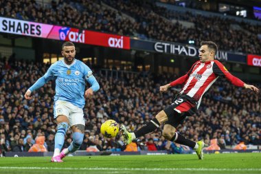 Manchester City 'den Kyle Walker 20 Şubat 202' de Etihad Stadyumu 'nda Manchester City' nin Brentford 'a karşı oynadığı Premier League maçında topu kutuya sokuyor.