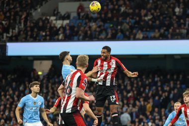 Brentford 'dan Mathias Zanka Jrgensen, 20 Şubat 2024' te Etihad Stadyumu 'nda Manchester City ile Brentford arasında oynanan Premier League karşılaşmasında önde gidiyor.