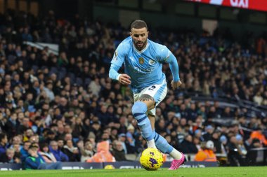 Manchester City 'den Kyle Walker 20 Şubat 202' de Etihad Stadyumu 'nda Manchester City' nin Brentford 'a karşı oynadığı Premier Lig maçında topu aldı.