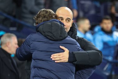 Manchester City 'nin Pep Guardiola teknik direktörü 20 Şubat 202' de Etihad Stadyumu 'nda oynanan Premier League maçı öncesinde Brentford' un Thomas Frank teknik direktörüne sarıldı.