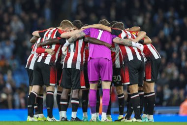 Brentford, Premier League maçında Manchester City ile Brentford arasında 20 Şubat 202 'de Etihad Stadyumu' nda oynanan maçtan önce takım olarak bir araya geldi.