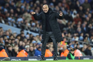 Manchester City 'nin Pep Guardiola teknik direktörü 20 Şubat 202' de Etihad Stadyumu 'nda Manchester City' nin Brentford 'a karşı oynadığı Premier League maçında takım talimatlarını veriyor.