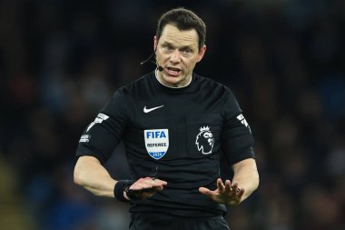 Hakem Darren England, 20 Şubat 202 'de Etihad Stadyumu' nda oynanan Premier League maçında talimat verdi.