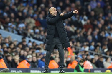 Manchester City 'nin Pep Guardiola teknik direktörü 20 Şubat 202' de Etihad Stadyumu 'nda Manchester City' nin Brentford 'a karşı oynadığı Premier League maçında takım talimatlarını veriyor.