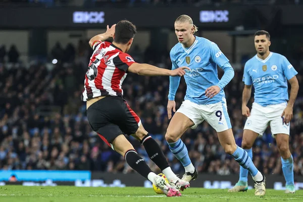 Manchester City 'den Erling Hland 20 Şubat 2024 tarihinde Etihad Stadyumu' nda Manchester City ile Brentford arasında oynanan Premier League maçında topu aldı.