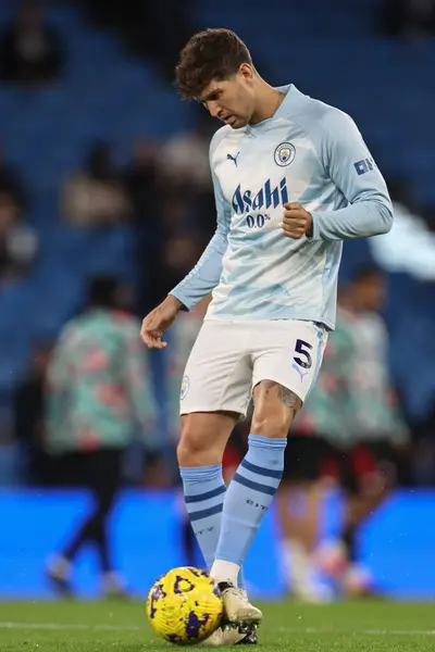 Manchester City 'den John Stones Premier League maçında ısınma turunda Manchester City, Etihad Stadyumu' nda Brentford 'a karşı 20 Şubat 202' de