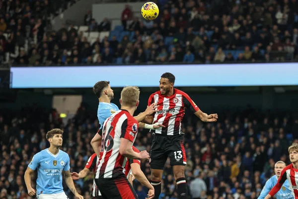 Brentford 'dan Mathias Zanka Jrgensen, 20 Şubat 2024' te Etihad Stadyumu 'nda Manchester City ile Brentford arasında oynanan Premier League karşılaşmasında önde gidiyor.