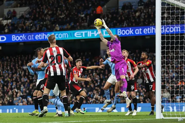 Brentford 'dan Mark Flekken Premier League maçı sırasında Manchester City ile Brentford arasında Etihad Stadyumu, Manchester, İngiltere, 20 Şubat 202