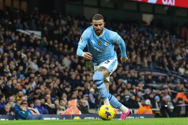 Manchester City 'den Kyle Walker 20 Şubat 202' de Etihad Stadyumu 'nda Manchester City' nin Brentford 'a karşı oynadığı Premier Lig maçında topu aldı.