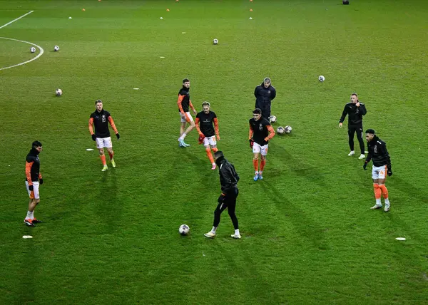 Blackpool takımı Bristol Street Motors Kupası yarı final maçı sırasında Bloomfield Road, Blackpool, İngiltere 'de oynanan Blackpool-Peterborough United maçında ısınıyor.