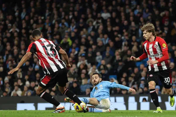 Brentford 'dan Mathias Zanka Jrgensen Manchester City' nin 20 Şubat 2024 'te Etihad Stadyumu' nda Brentford 'a karşı oynadığı Premier League maçında Manchester City' den Bernardo Silva ile karşı karşıya geldi.